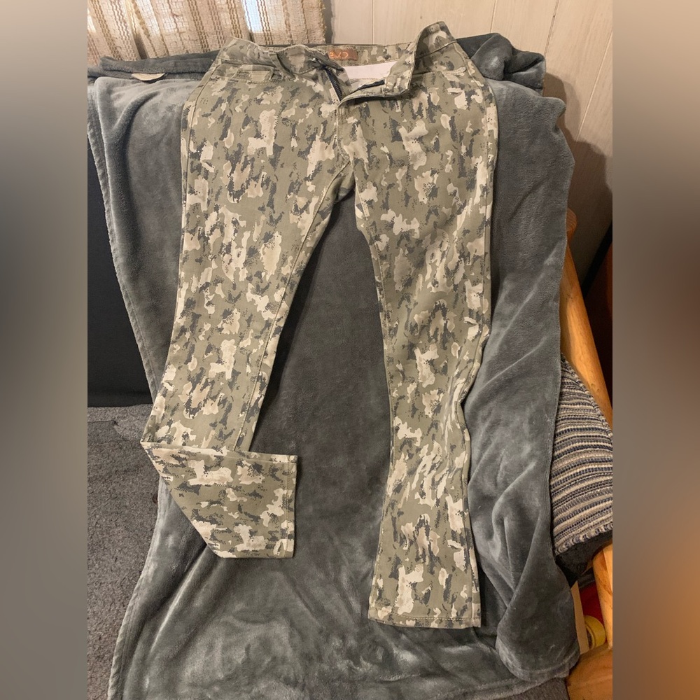 Lavo Women’s Camouflage Cargo Pants Size 5/6
